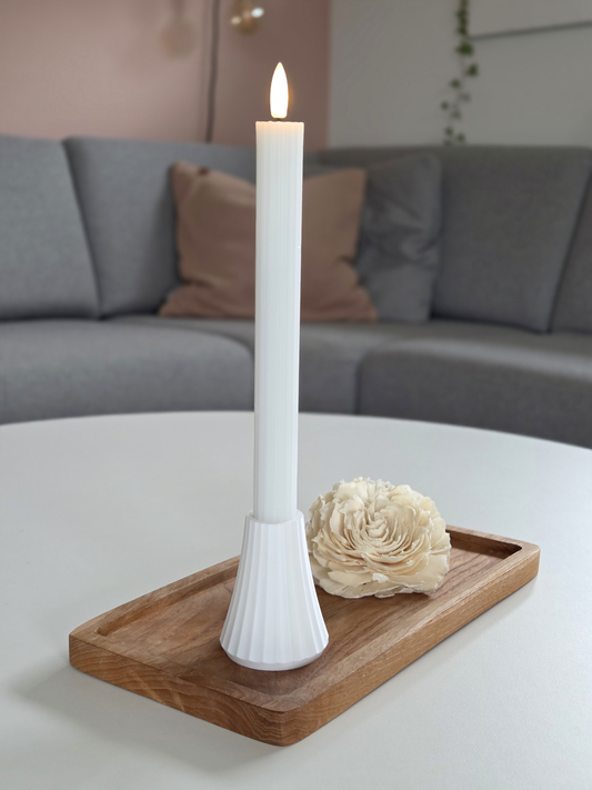 Hvid ARC lysestage med kronelys på træbakke i skandinavisk stue – bæredygtigt dansk design