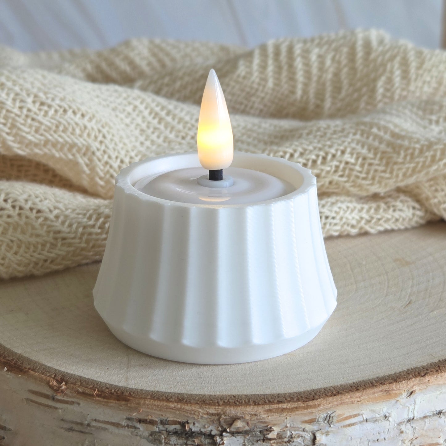 Minimalistisk hvid lysestage på bord – dansk bæredygtigt design