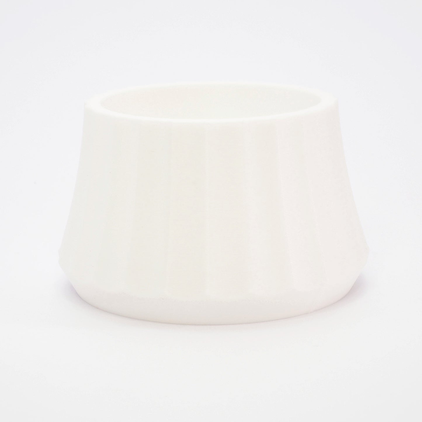 Hvid fyrfadsstage i ribbet design – ARC kollektion