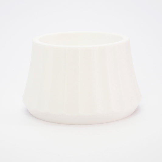 Hvid fyrfadsstage i ribbet design – ARC kollektion