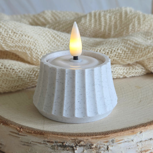 Minimalistisk marmor lysestage på bord – dansk bæredygtigt design