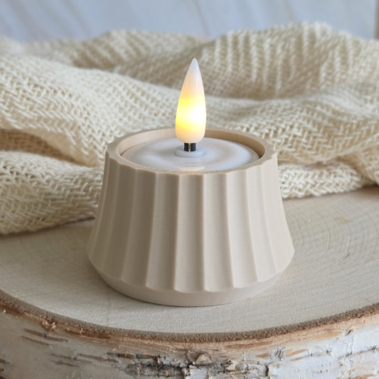 Minimalistisk beige lysestage på bord – dansk bæredygtigt design