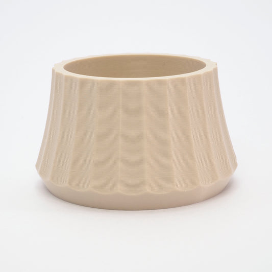 Beige fyrfadsstage i ribbet design – ARC kollektion