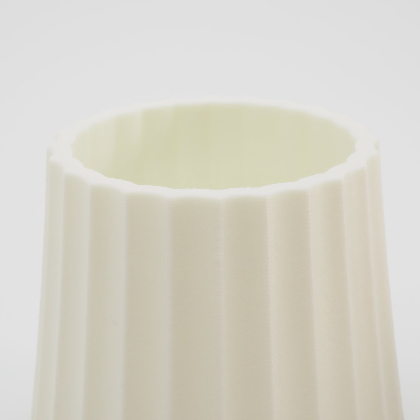 Detalje af riflet struktur og åbning på Hvid vase – 3D-printet med omtanke