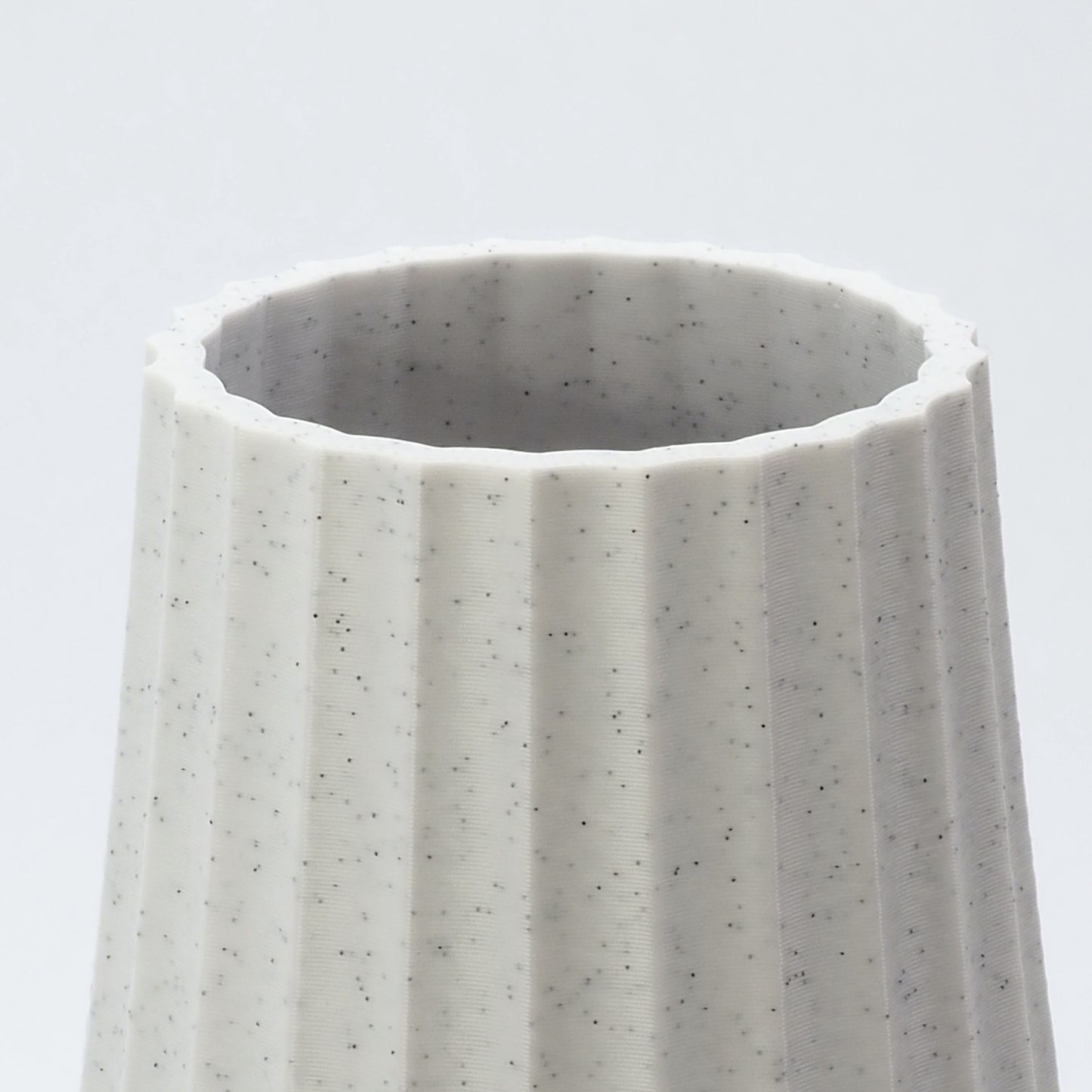 Nærbillede af Marmor vase – riflet struktur og stenlignende overflade i naturlige nuancer