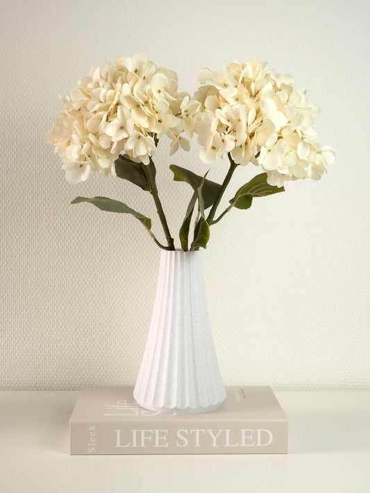 Marmor ARC vase med blomster – skaber balance og karakter i nordisk indretning