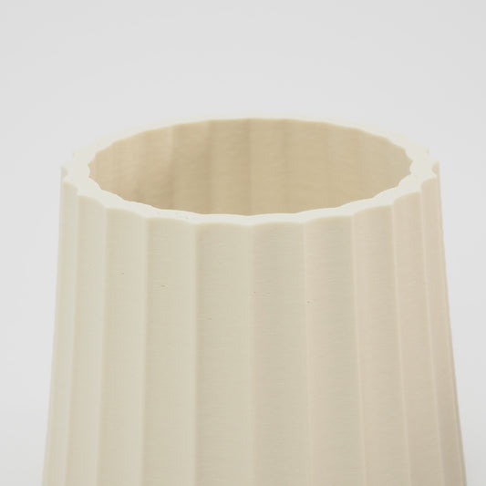 Nærbillede af den matte, riflede overflade på Cream vase – lavet i plantebaseret materiale