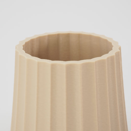 Topvinkel der viser vase i Beige med mat overflade og fine lodrette linjer