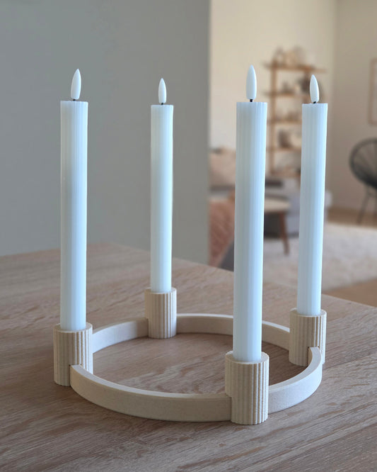 Adventskrans lysestage i birk – 3D printet krans med fire riflede lyseholdere og hvide kronelys, dansk design