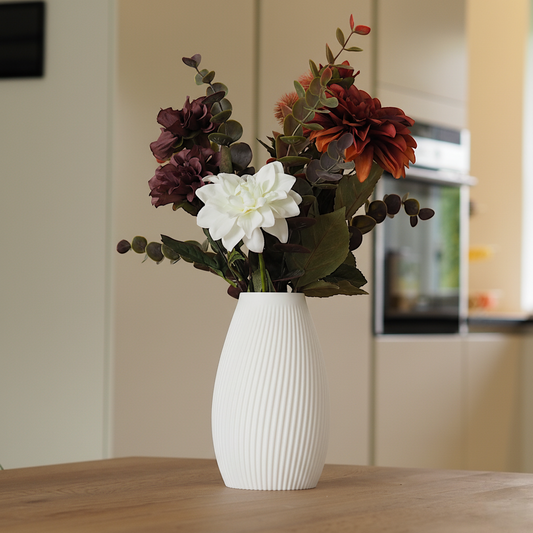 Hvid FLUTE Vase i 3D print med blomster – tidløst, rent design i dansk design