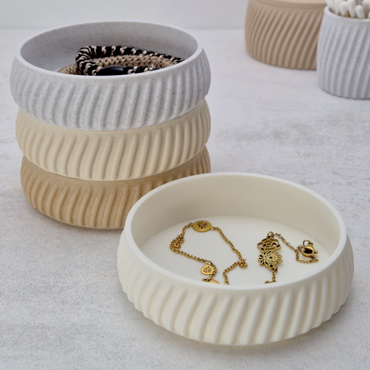 Smykkefad i Beige vist med guldsmykker – funktionel og elegant detalje i roligt interiør