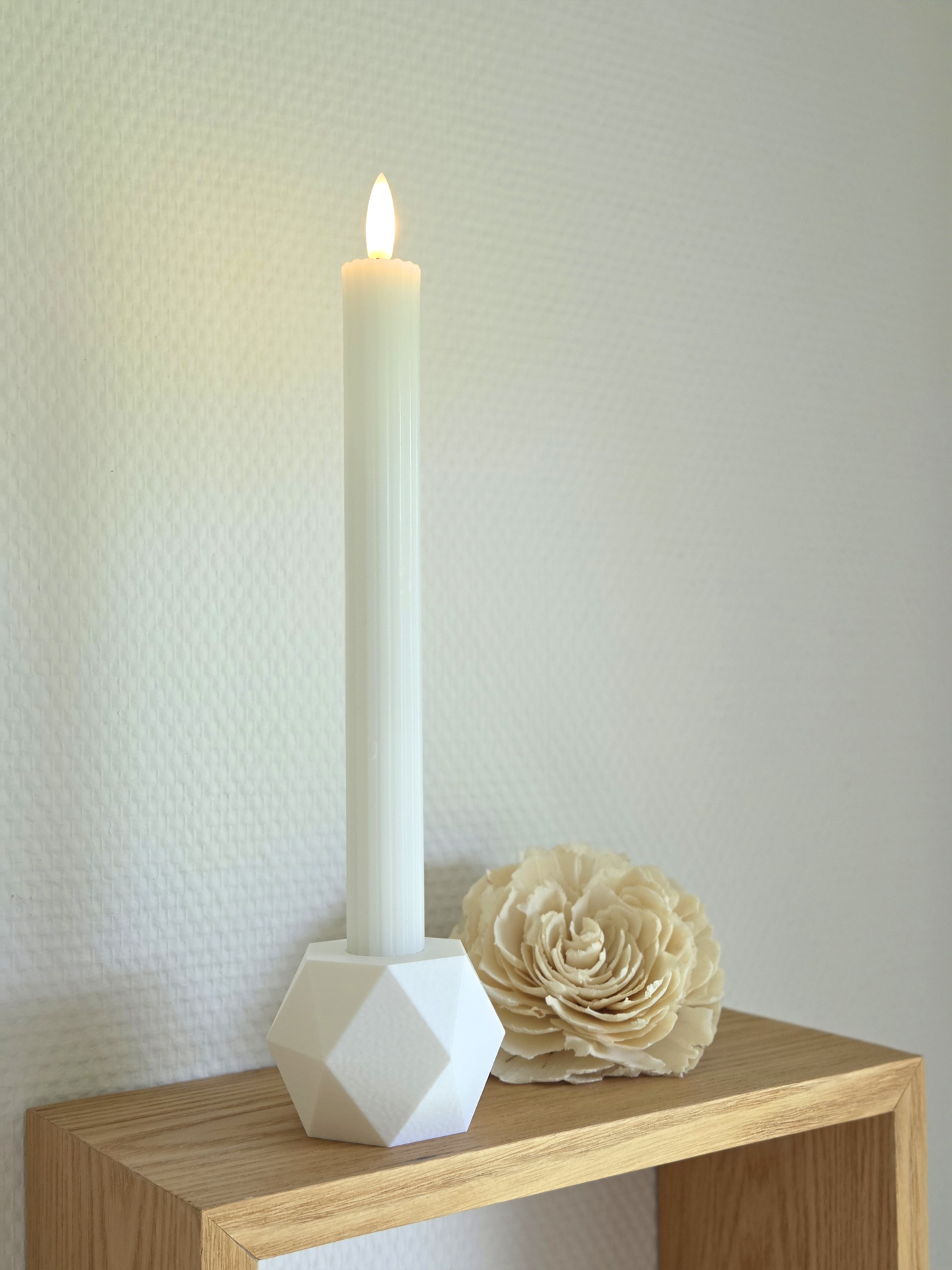 Cream lysestage med LED kronelys – placeret på lys træhylde med dekorativ opsætning