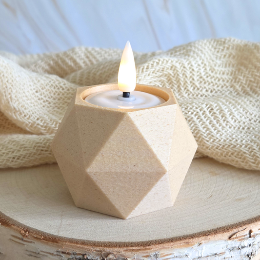 GEOMETRIC lysestage i Birk med LED fyrfadslys – rolig borddækning med naturmaterialer