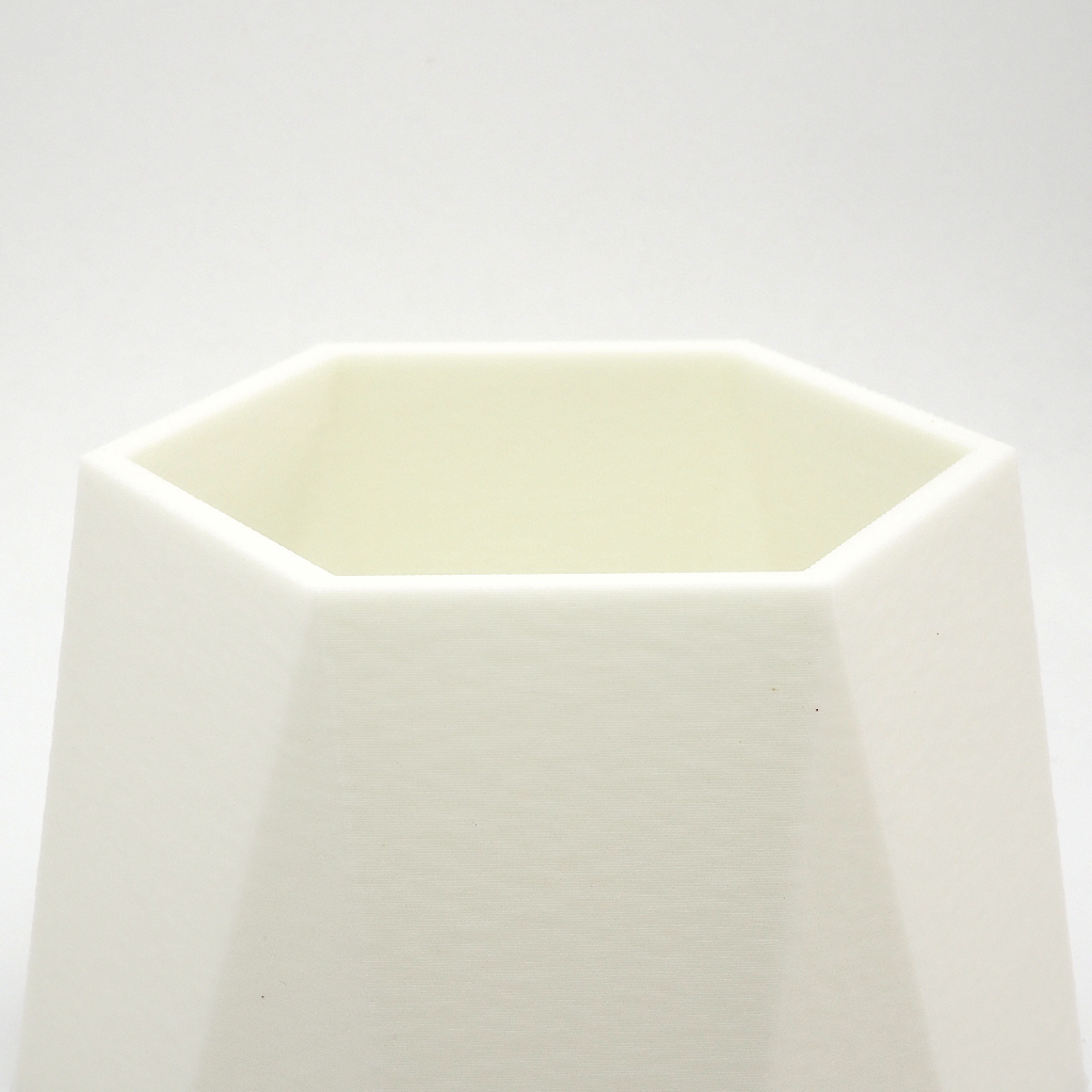 Detalje af riller og topkant på Hvid Geometric Vase – mat finish