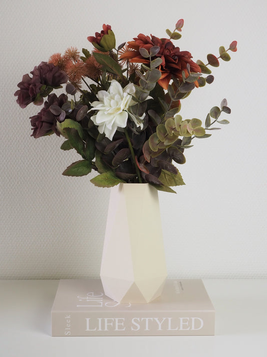 Cream Vase med blomster – lys og rolig bordopsats med skandinavisk touch