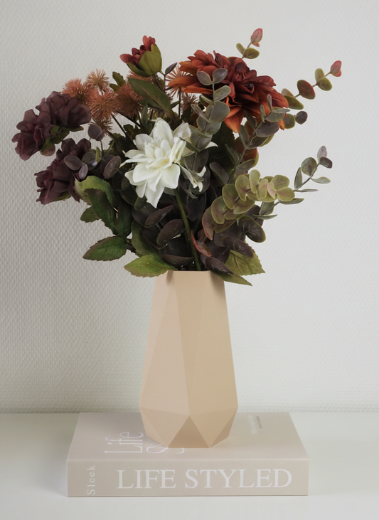 Beige Vase med blomster – skaber hjemlig varme uden at overmande rummet