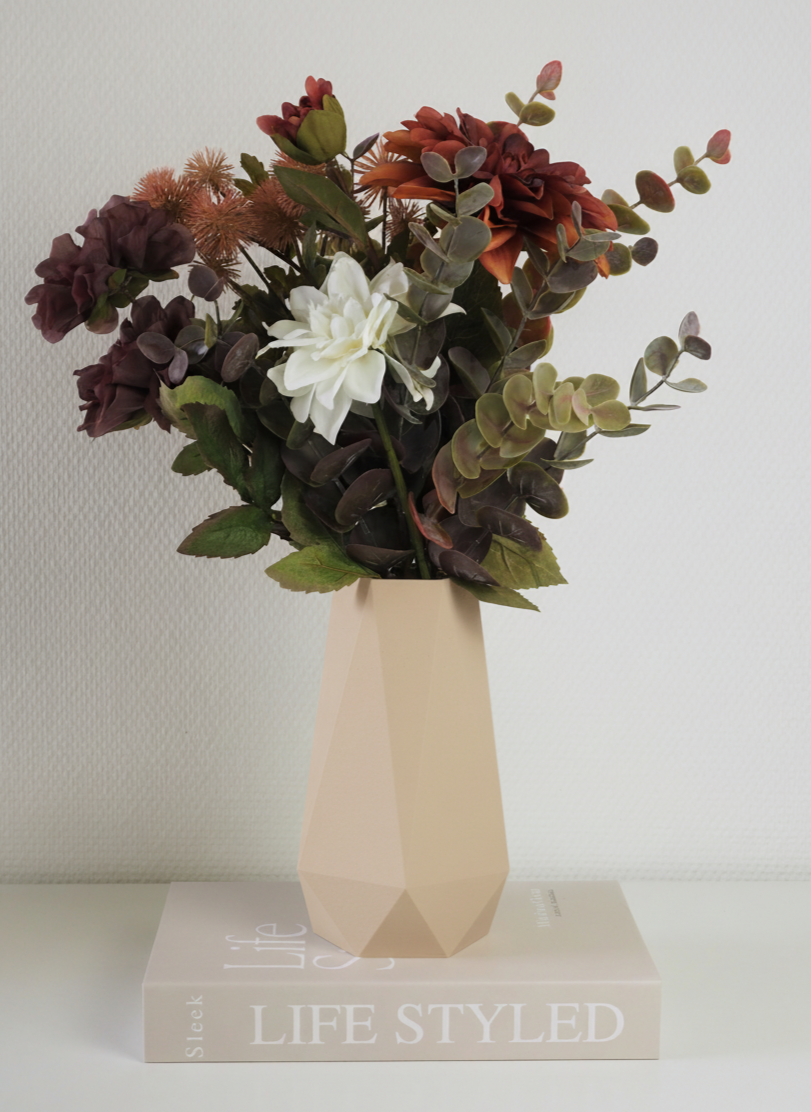 Beige Vase med blomster – skaber hjemlig varme uden at overmande rummet