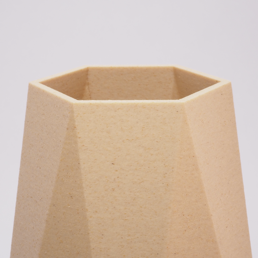 Close‑up af topkant og riller på Geometric Vase i Birk – detaljer og mat finish