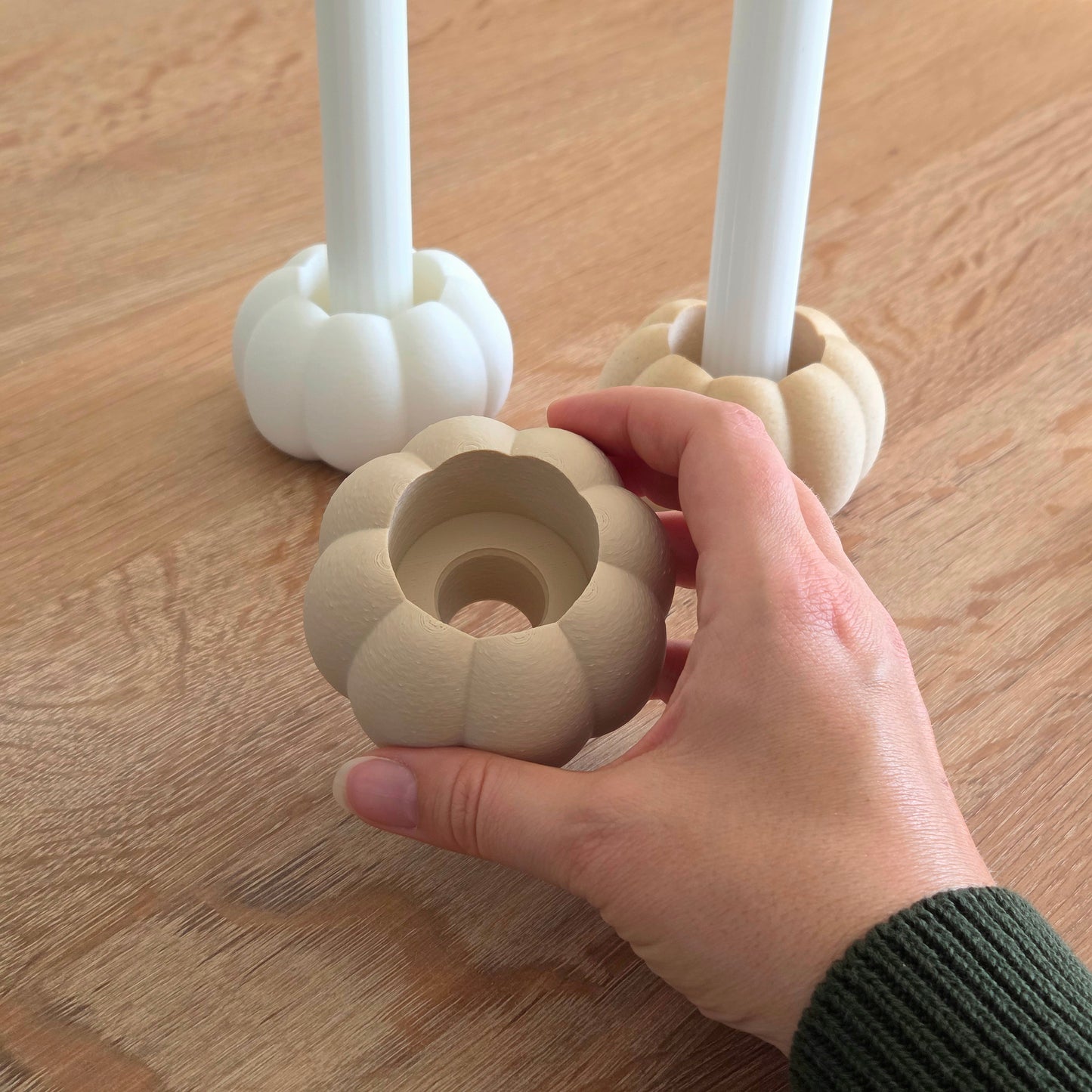 Græskar lysestage i beige – bæredygtig 3D print dekoration fra Hartli, kan bruges til både fyrfadslys og kronelys, vist i hånd