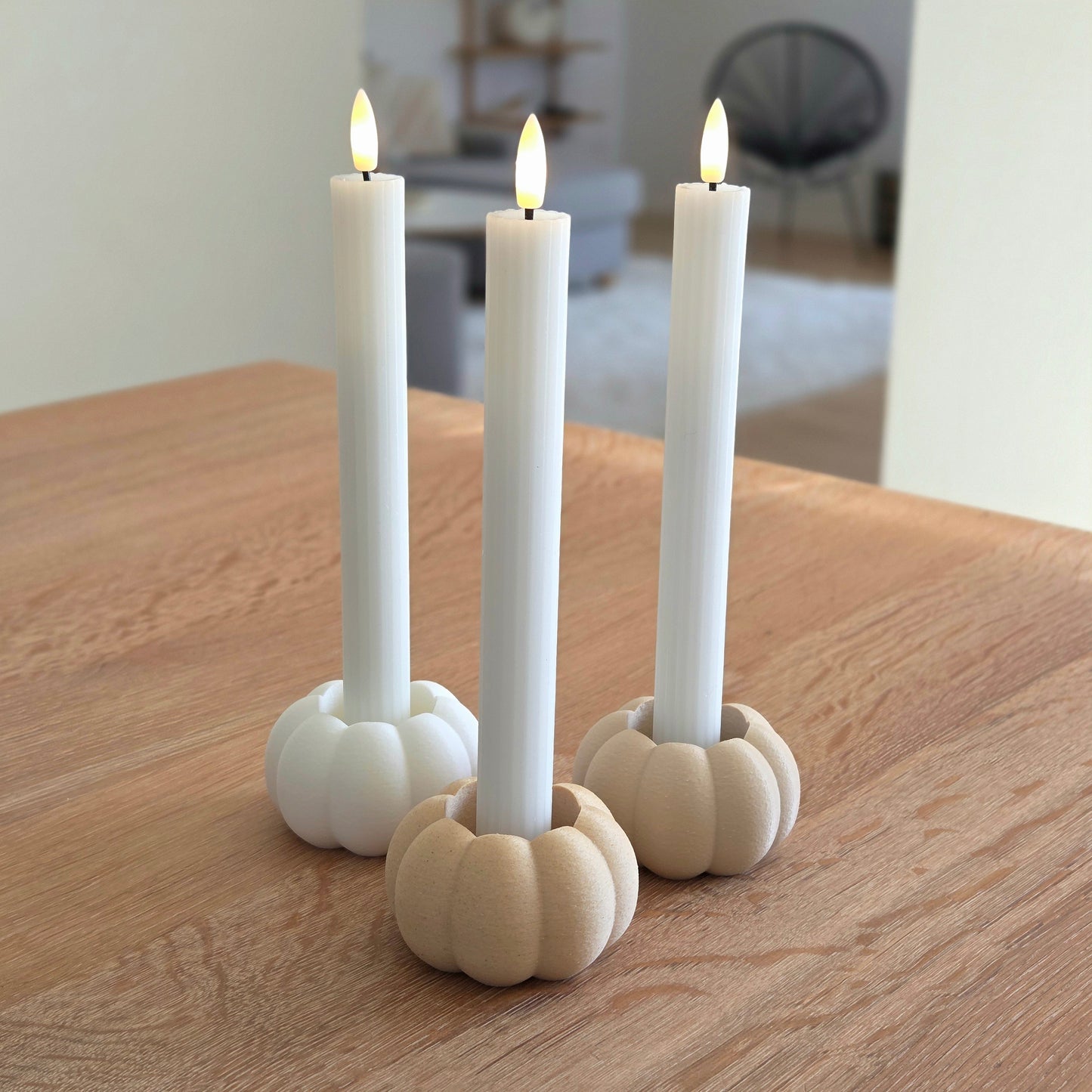 Græskar lysestager i hvid, birk og beige – bæredygtigt 3D print fra Hartli, brugt med kronelys som hyggelig borddekoration