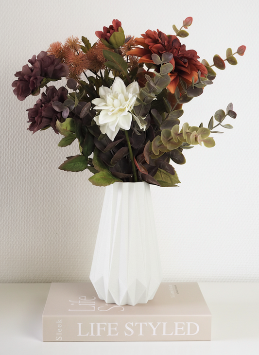 Hvid vase med blomster – lys, klar styling, nordisk enkelhed