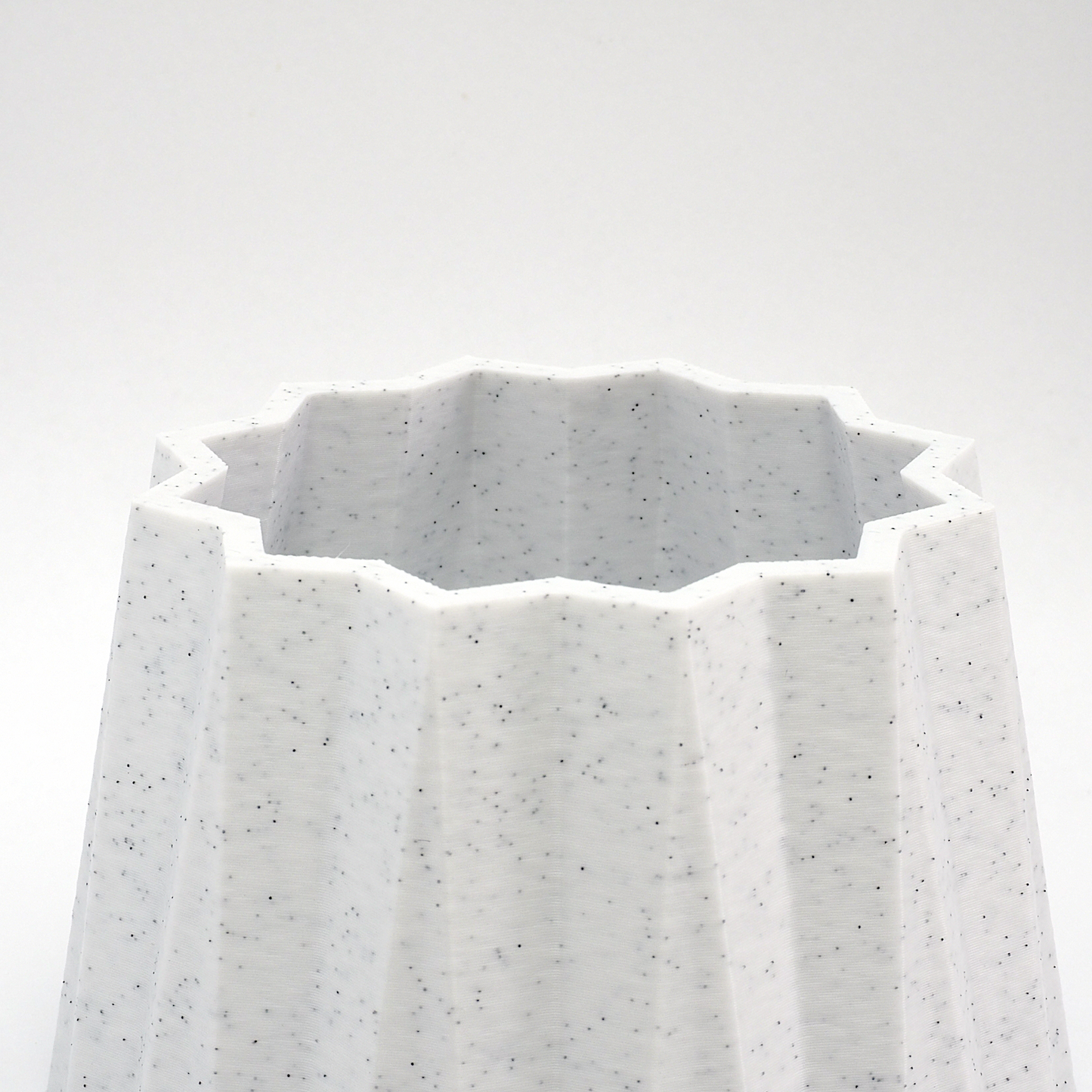 Detalje af riller og overflade på marmor vase – tæt visning af mønster og finish