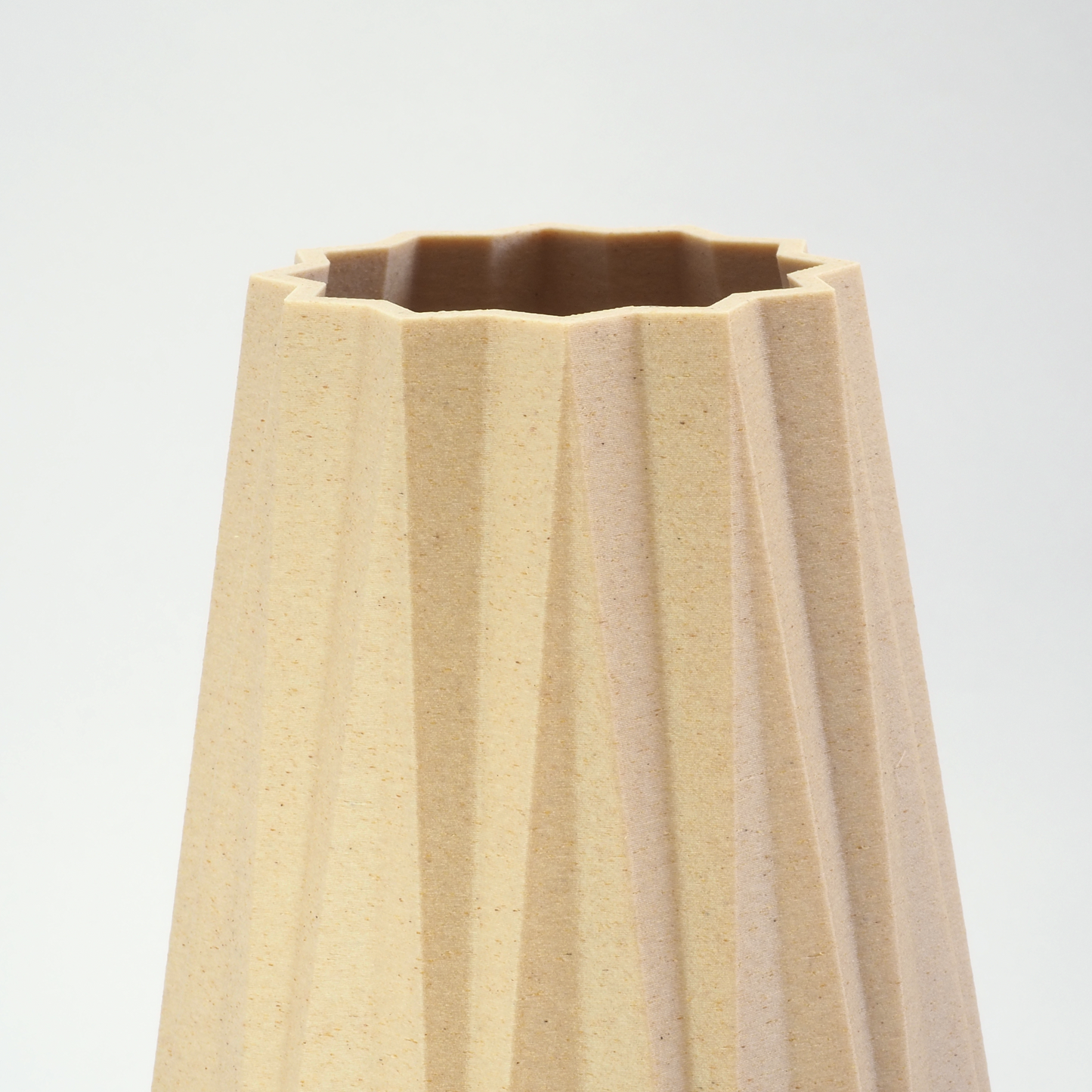 Detalje af riller og topkant på birk vase – håndværk og kvalitet