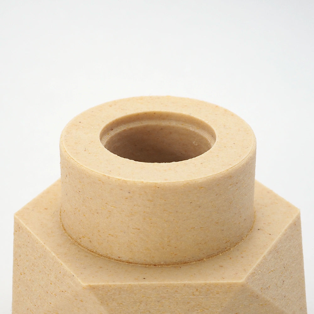 Geometrisk modul fra MODUL design lysestage i birkfarvet version, egnet til både LED fyrfadslys og kronelys