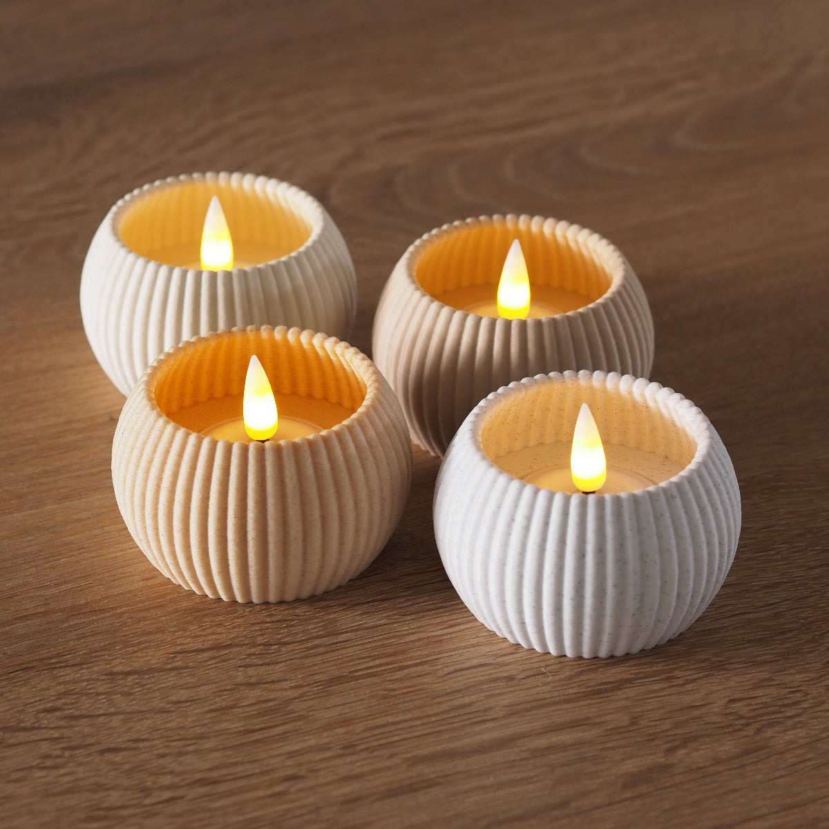 Fire RIBB fyrfadsstager i rolige, naturlige nuancer af Cream, Beige, Birk og Hvid, med ribbet overflade og varm LED-flamme – dansk design produceret med omtanke og minimal spild.