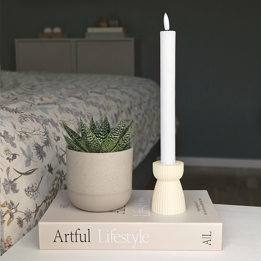 RIBB lysestage i cream står smukt ved siden af en plante og understreger det enkle og bæredygtige danske design