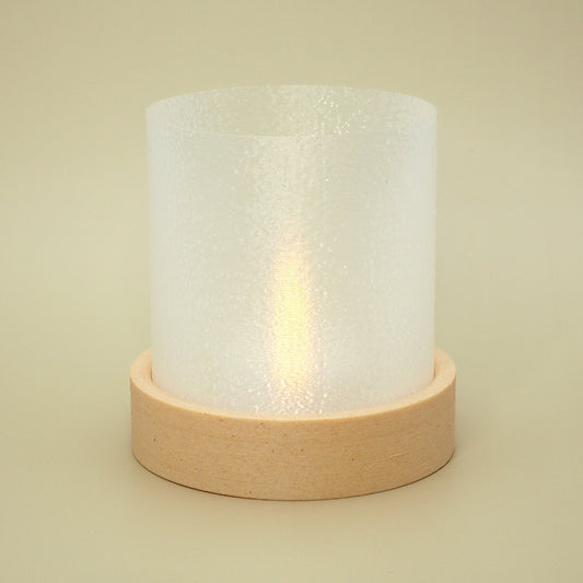 To-delt fyrfadsstage med varm base og klar skærm – dæmpet LED-lys bag transparent overflade