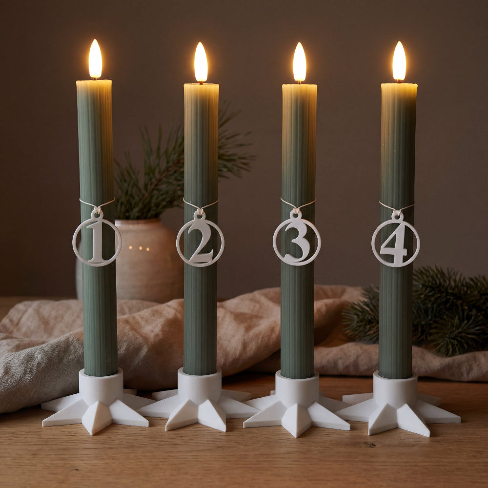 Adventstal i hvid på led lysestager til advent