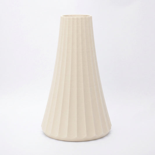 ARC vase i cream med konisk silhuet og riflet overflade – roligt dansk design