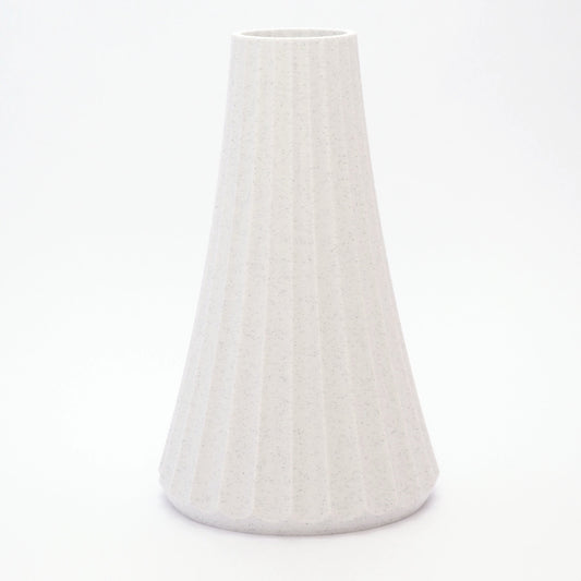 ARC vase i marmor-look med konisk form - let og elegant udtryk, dansk design skabt med omtanke