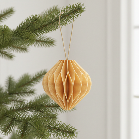 Birk farve honeycomb kugle som julepynt hængende på en gren – tidløs juledekoration til juletræ eller gren.