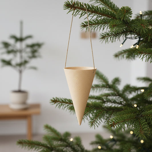 Kræmmerhus i birk med glat overflade som julepynt til juletræ eller vindue