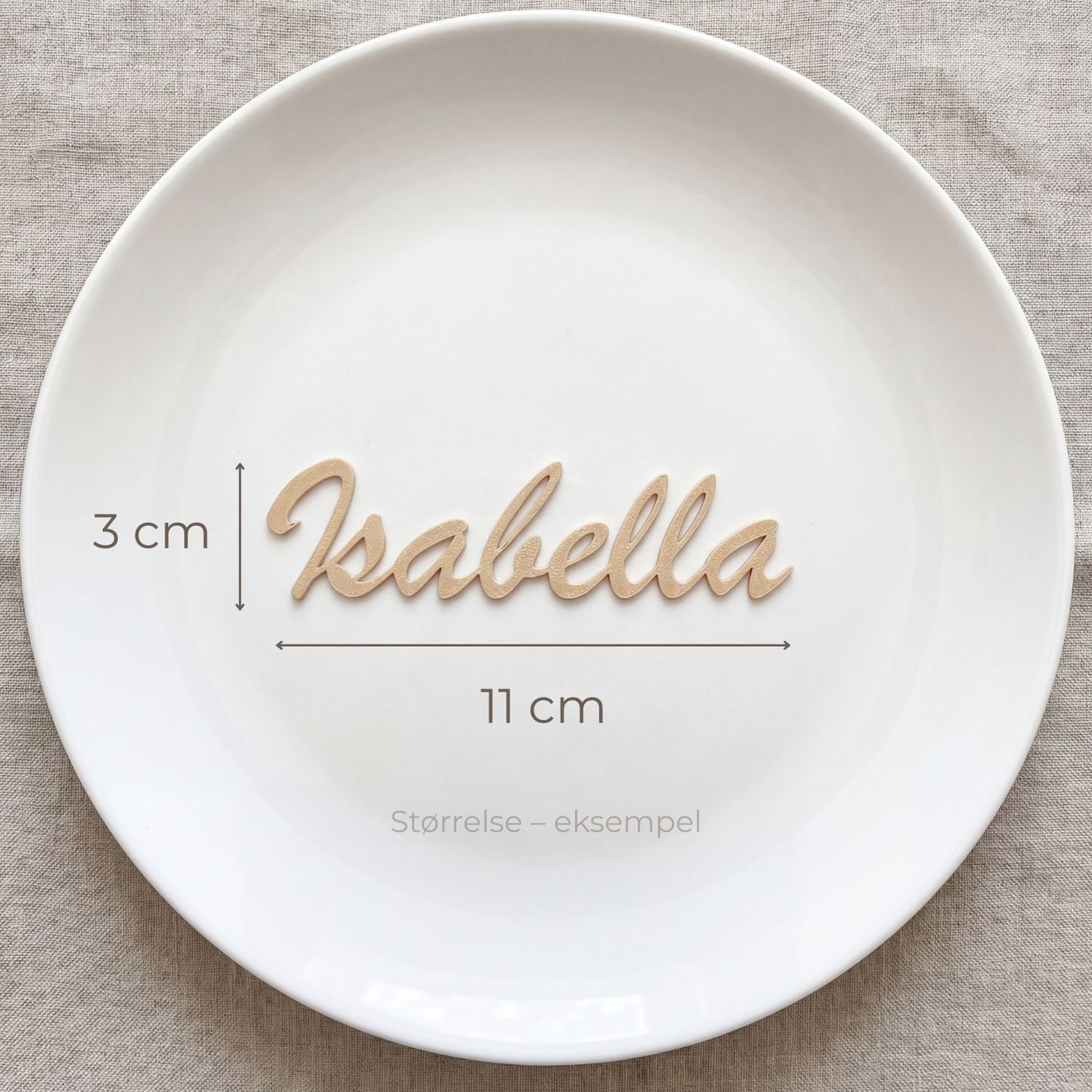 Bordkort med navn Isabella i beige, liggende på tallerken