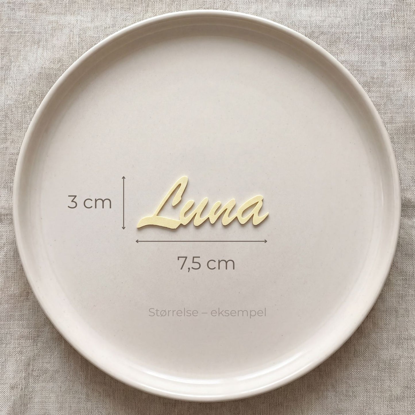 Bordkort med navn Luna i lys gul, liggende på tallerken