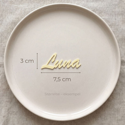 Bordkort med navn Luna i lys gul, liggende på tallerken