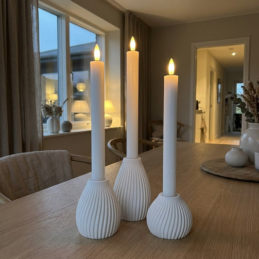 Flute hvid LED lysestage sæt til kronelys vist på bord i elegant boligindretning