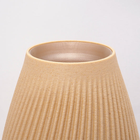 Nærbillede af struktur på birkfarvet FLUTE vase