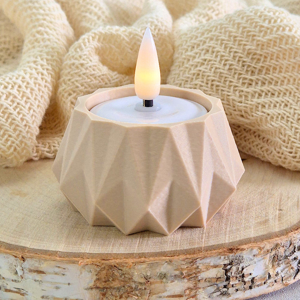 Beige KANT fyrfadsstage med LED lys – varm og elegant bordopsats