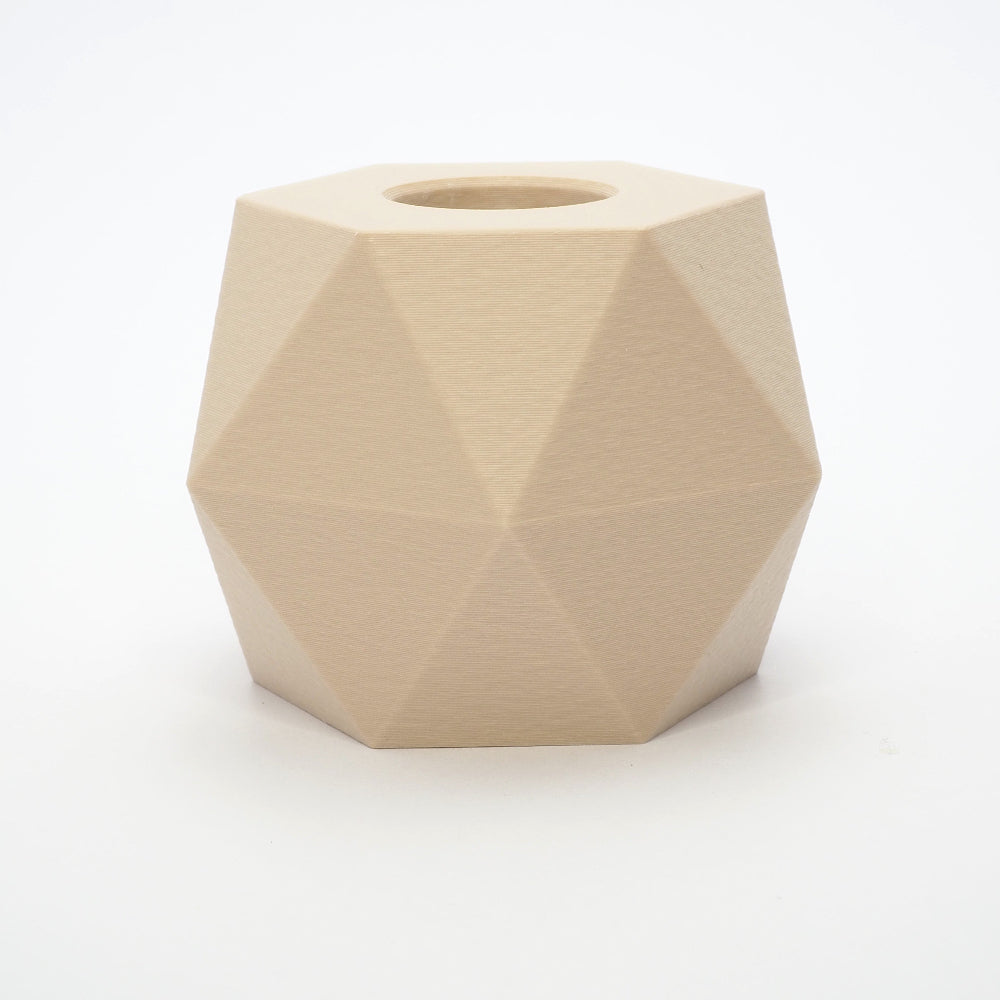 GEOMETRIC vendbar lysestage i beige viser hul til LED kronelys – vinklet top og arkitektonisk form også til fyrfadslys