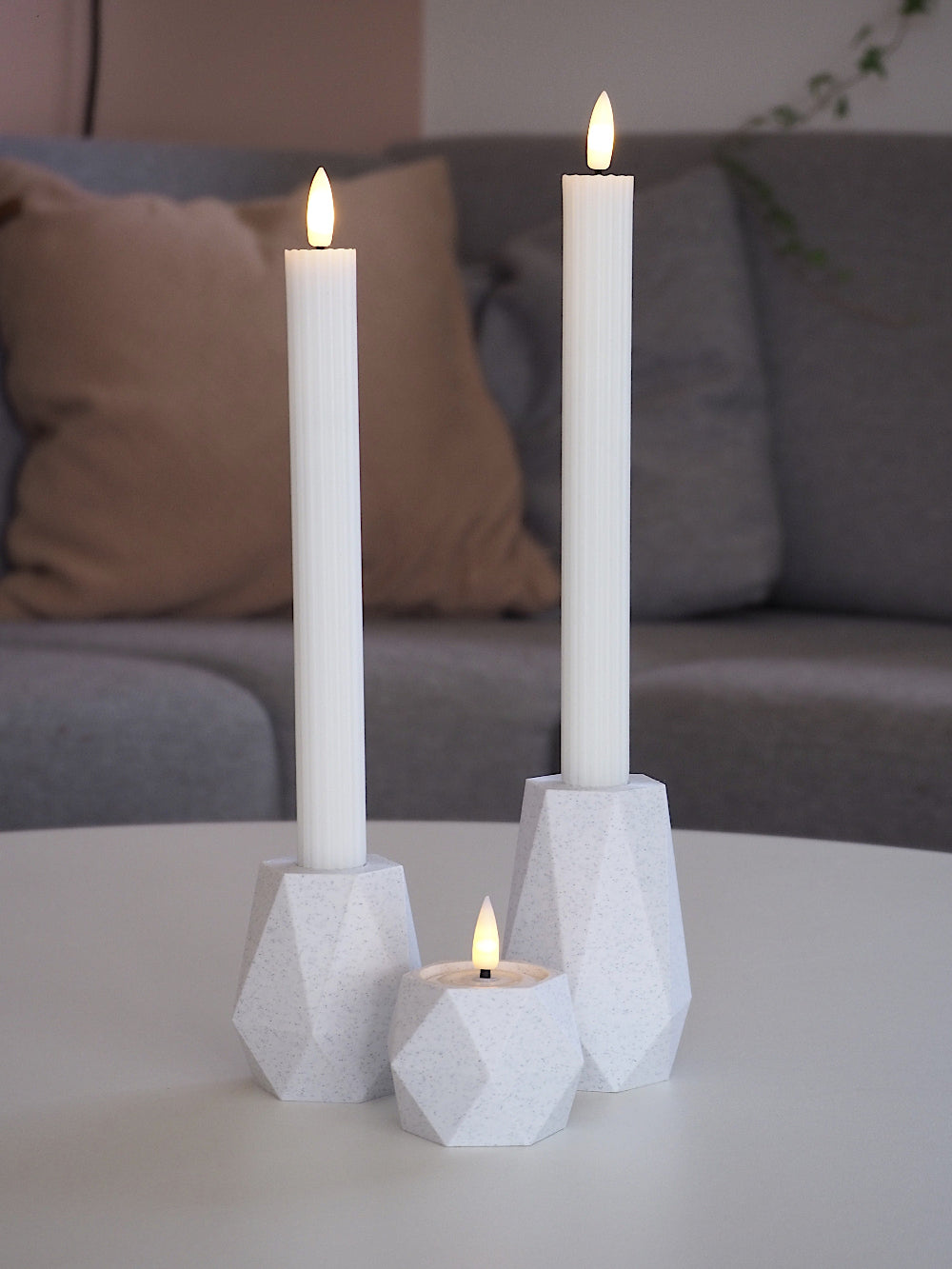 Marmor GEOMETRIC LED lysestage sæt – elegant og struktureret borddekoration til kronelys og fyrfadslys