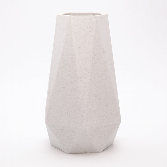 GEOMETRIC design vase i marmor med klare linjer og skulpturel form, dansk design skabt med omtanke