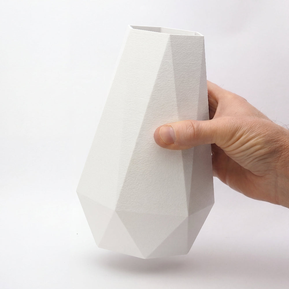 20 cm geometrisk beige vase i dansk design med afbalancerede proportioner, holdt i hånden