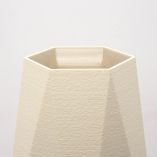 Detalje af cream geometrisk vase med facetteret struktur