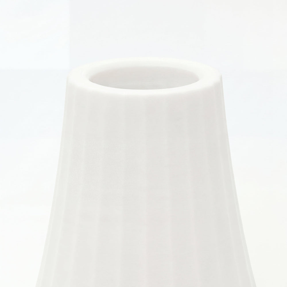 Nærbillede af hvid LED lysestage i riflet design – dansk bæredygtigt interiør