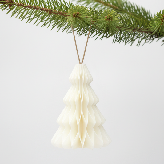 Hvid honeycomb julepynt hængende på en gren – let og elegant julepynt til juletræ eller dekorative grene