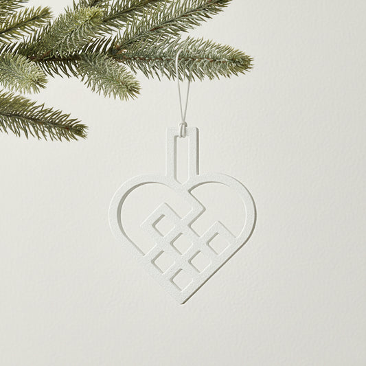 Flettet julehjerte i hvidt hængende på juletræ - let dansk design julepynt til grene og jul.